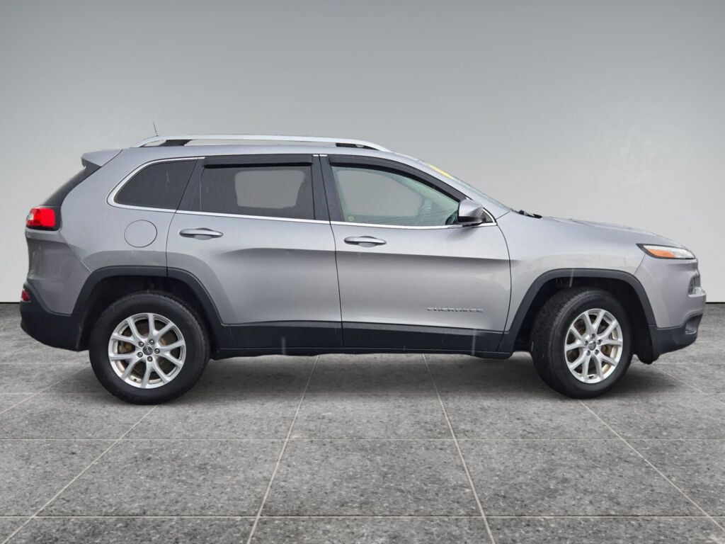 Used 2016 Jeep Cherokee Latitude w/ Cold Weather Group AWD/4WD image 4