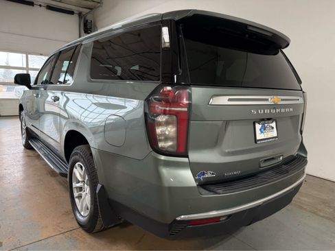 Used 2024 Chevrolet Suburban LT w/ Luxury Package AWD/4WD image 3