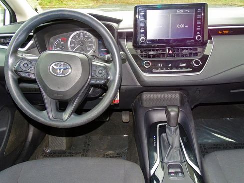 Used 2022 Toyota Corolla LE image 18