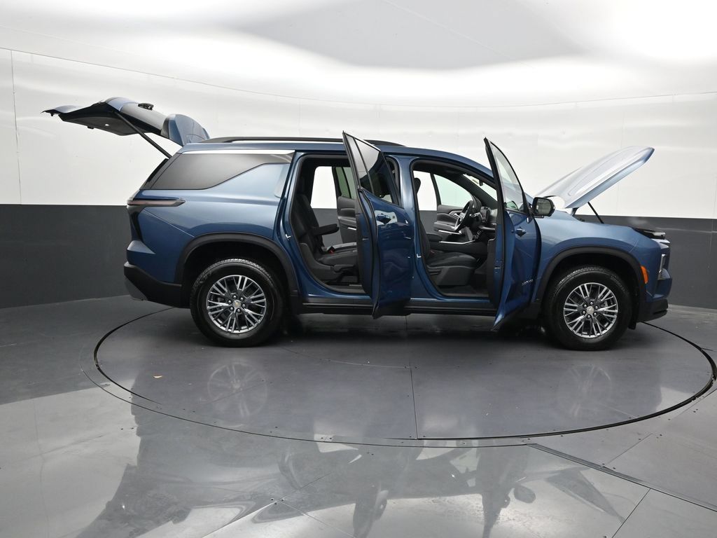 Used 2025 Chevrolet Traverse LT w/ Driver Confidence Package FWD image 38