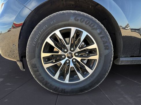 Used 2025 Ford Expedition Platinum image 14