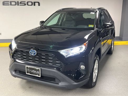Used 2019 Toyota RAV4 XLE w/ Convenience Package AWD/4WD image 3