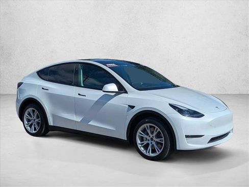 Used 2024 Tesla Model Y Long Range AWD/4WD image 3