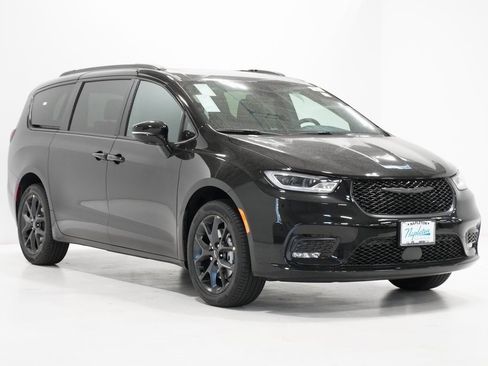 Used 2024 Chrysler Pacifica Limited w/ S Appearance Package image 4