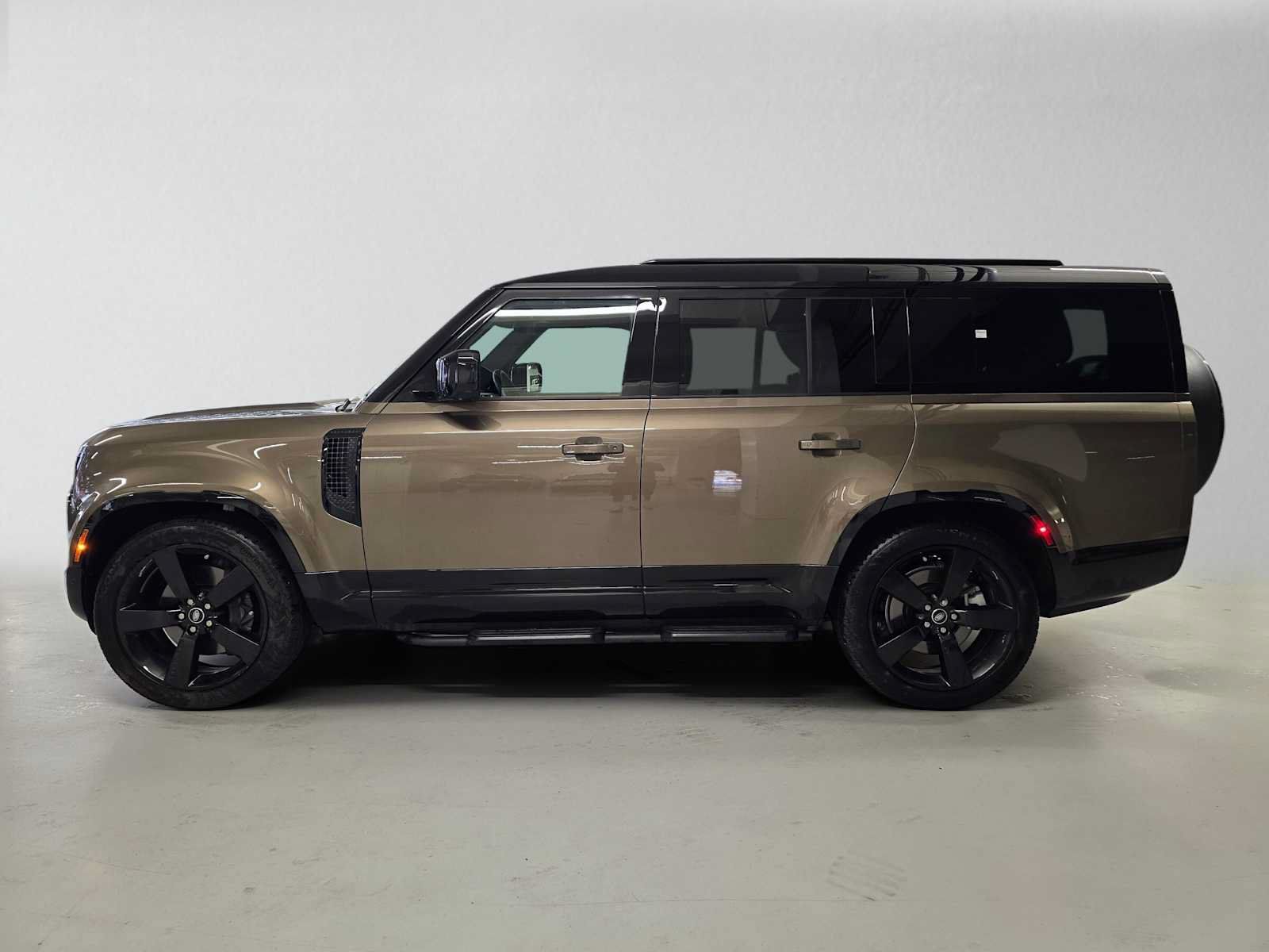 Used 2025 Land Rover Defender 130 X-Dynamic SE AWD/4WD image 2
