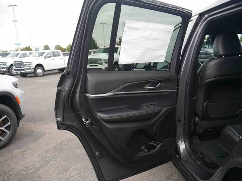 New 2025 Jeep Grand Cherokee Limited image 11