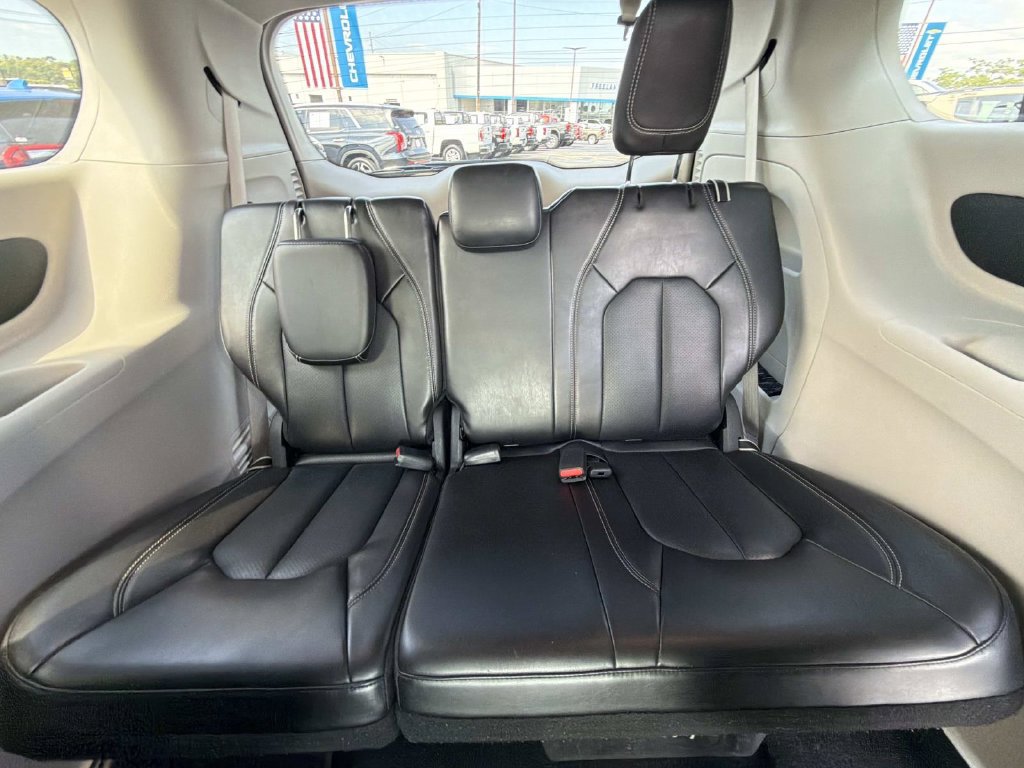 Used 2023 Chrysler Pacifica Touring-L FWD image 16