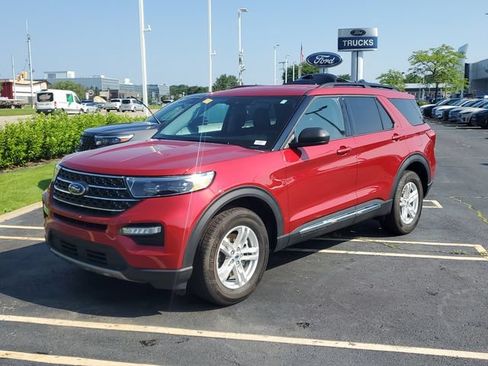 Certified 2024 Ford Explorer XLT w/ Equipment Group 202A AWD/4WD image 3