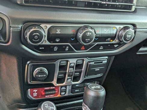 Used 2025 Jeep Wrangler Unlimited Rubicon image 21