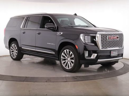 Used 2022 GMC Yukon XL Denali w/ Denali Ultimate Package AWD/4WD image 2