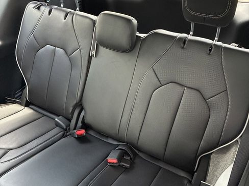 Used 2026 Chrysler Pacifica Limited FWD image 8