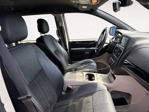 Used 2019 Dodge Grand Caravan SXT image 14