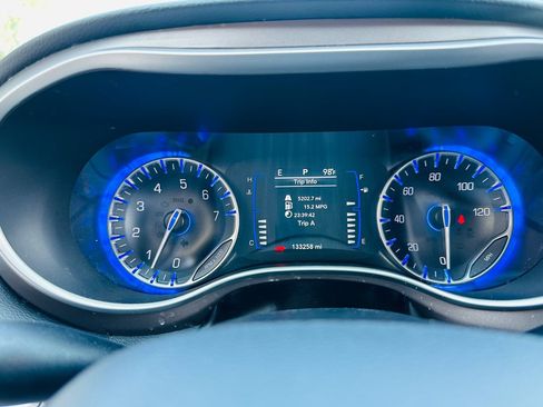 Used 2019 Chrysler Pacifica Touring-L FWD image 19