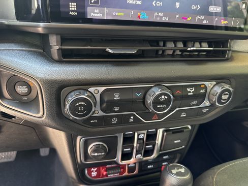 Used 2025 Jeep Wrangler Unlimited Sport AWD/4WD image 28