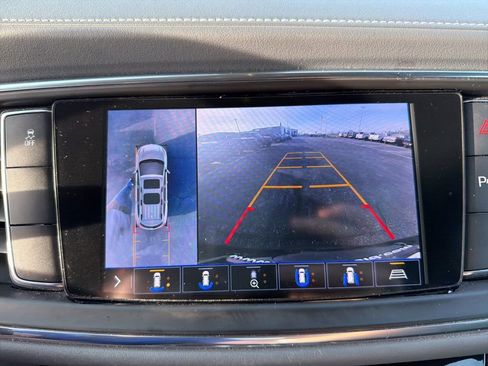 Used 2021 Buick Enclave Essence image 12