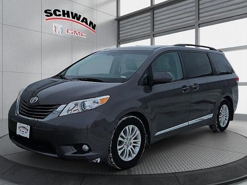 Used 2012 Toyota Sienna XLE image 8