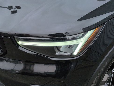 Certified 2023 Volvo XC40 B5 Ultimate w/ Climate Package image 10