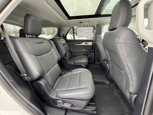 Used 2025 Ford Explorer Active w/ Active Comfort Package image 18