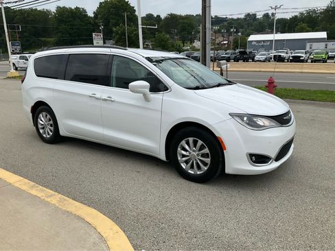 Used 2019 Chrysler Pacifica Touring Plus w/ Advanced Safetytec Group FWD image 3