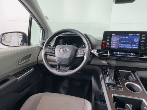 Used 2024 Toyota Sienna LE image 26
