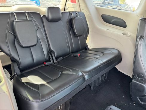 Used 2023 Chrysler Pacifica Touring-L FWD image 18