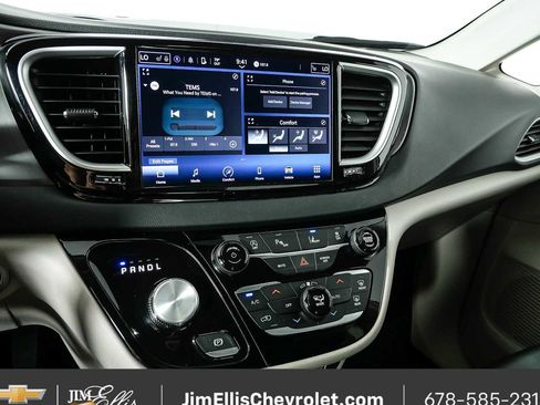 Used 2024 Chrysler Pacifica Touring-L FWD image 12