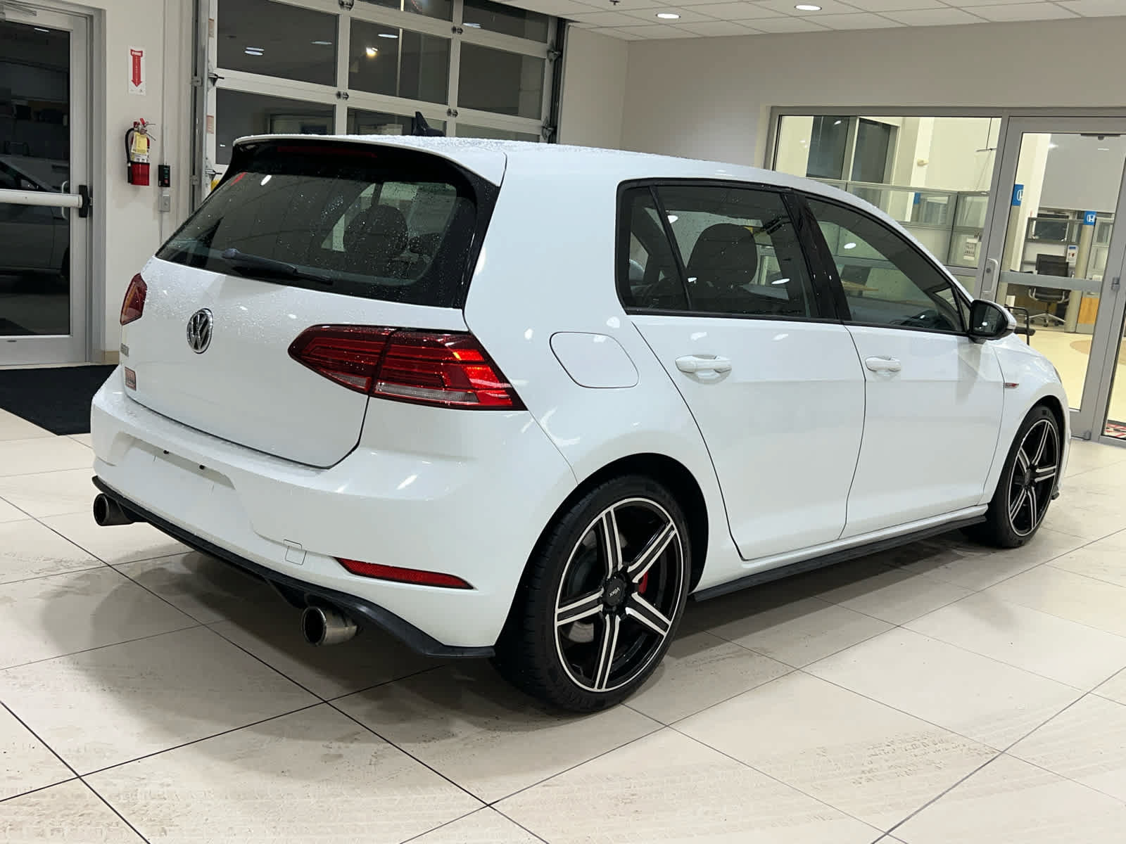 Used 2018 Volkswagen GTI SE FWD image 8