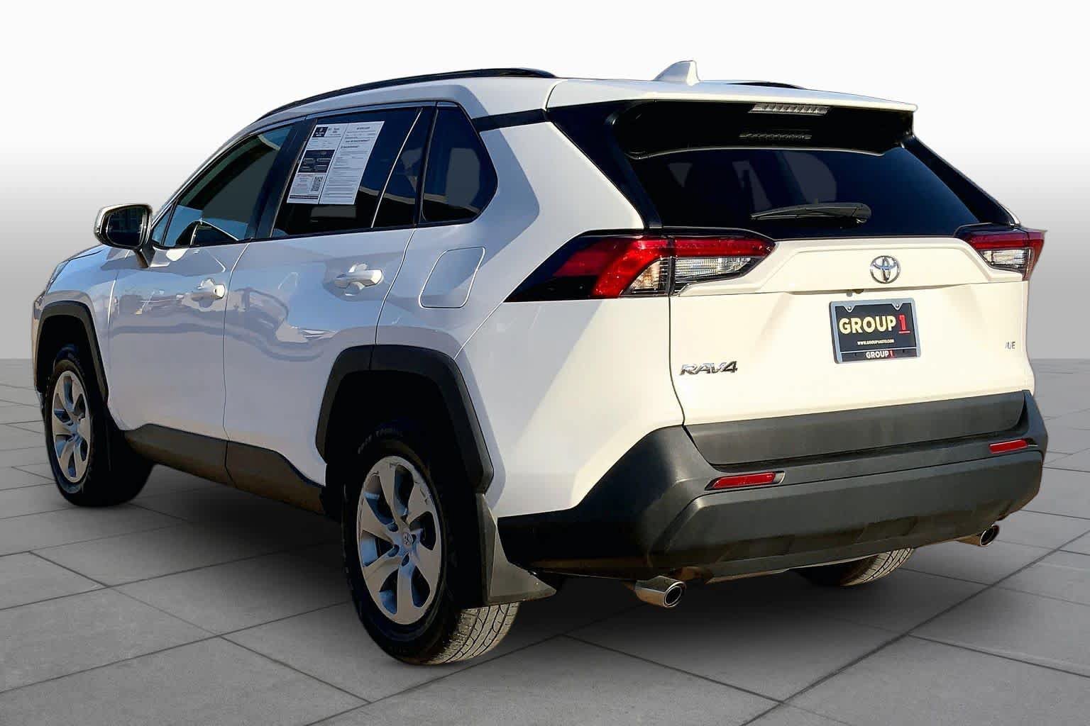 Used 2021 Toyota RAV4 LE FWD image 11