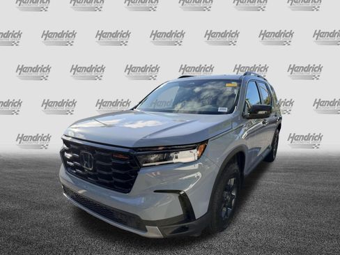 Used 2025 Honda Pilot TrailSport image 5