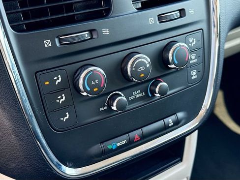 Used 2020 Dodge Grand Caravan SE FWD image 15