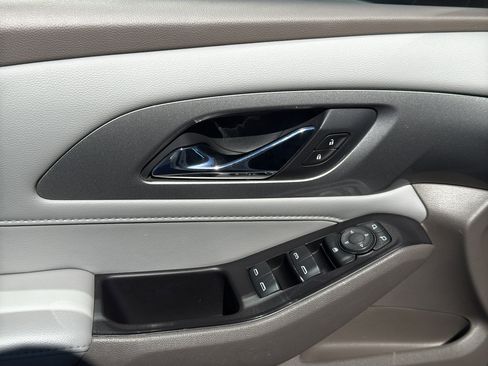 Used 2020 Chevrolet Traverse LT w/ LT Premium Package image 9