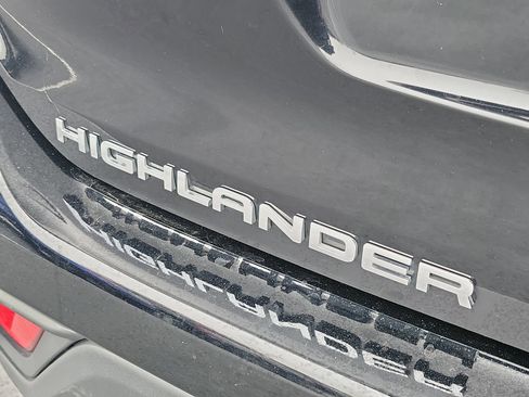 Certified 2024 Toyota Highlander XLE image 8