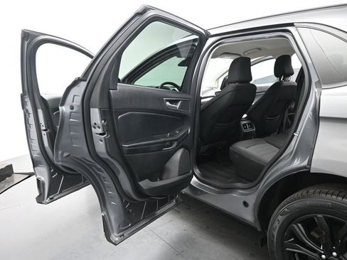 Certified 2022 Ford Edge SE w/ Black Appearance Package image 17