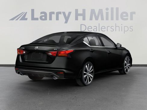 Used 2020 Nissan Altima 2.5 SR w/ Premium Package FWD image 2