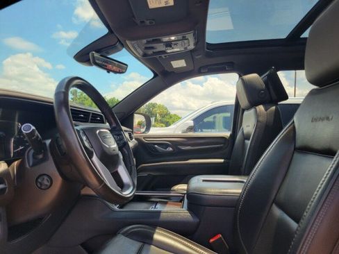 Used 2021 GMC Yukon XL Denali w/ Denali Premium Package RWD image 12