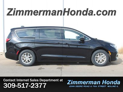 Used 2025 Chrysler Pacifica Select