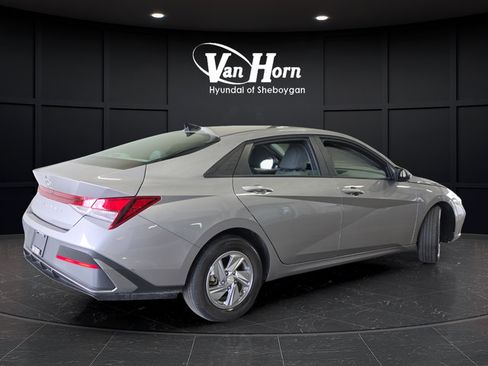 Used 2025 Hyundai Elantra SE FWD image 7