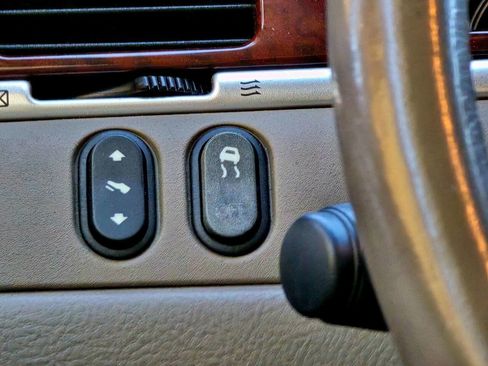 Used 2003 Lincoln Town Car Cartier image 17