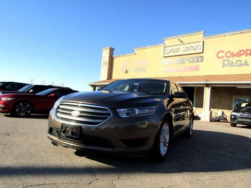 Used 2016 Ford Taurus SE image 3