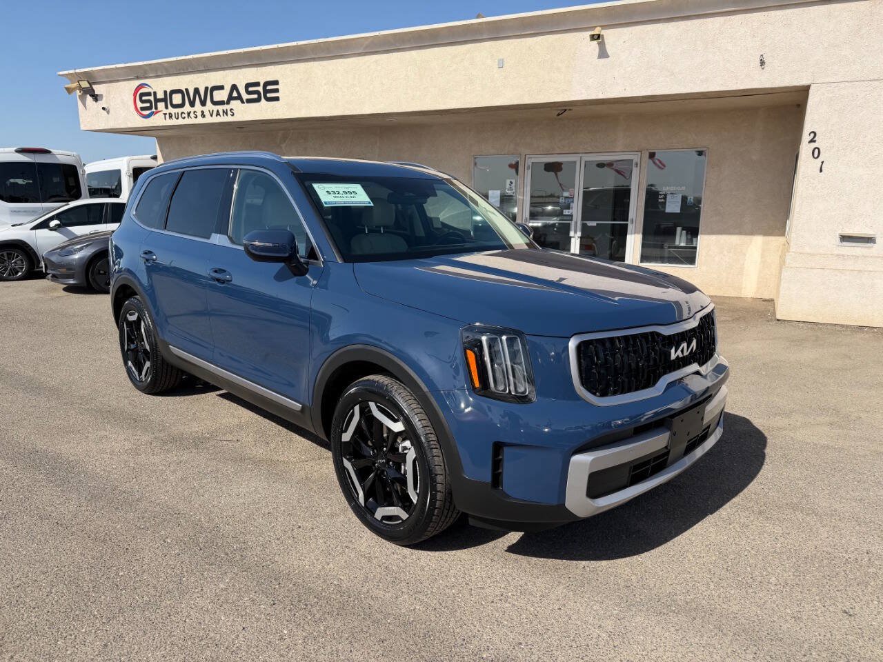 Used 2024 Kia Telluride EX w/ EX Captain's Chair Package FWD image 2