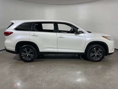 Used 2019 Toyota Highlander LE FWD image 2