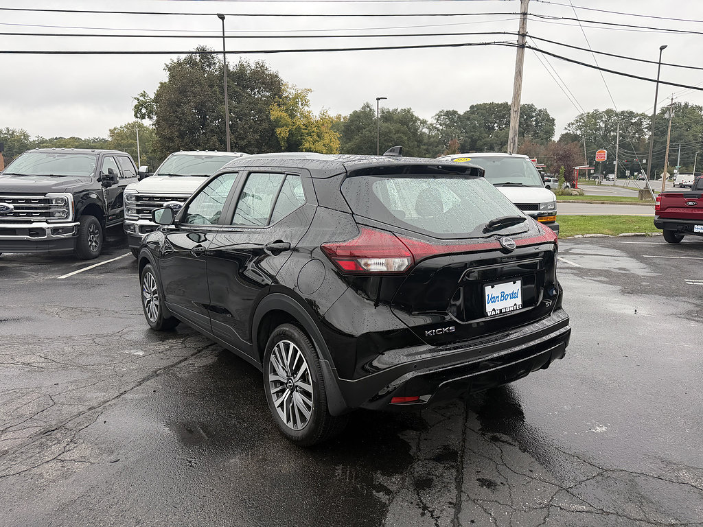 Used 2024 Nissan Kicks SV FWD image 3