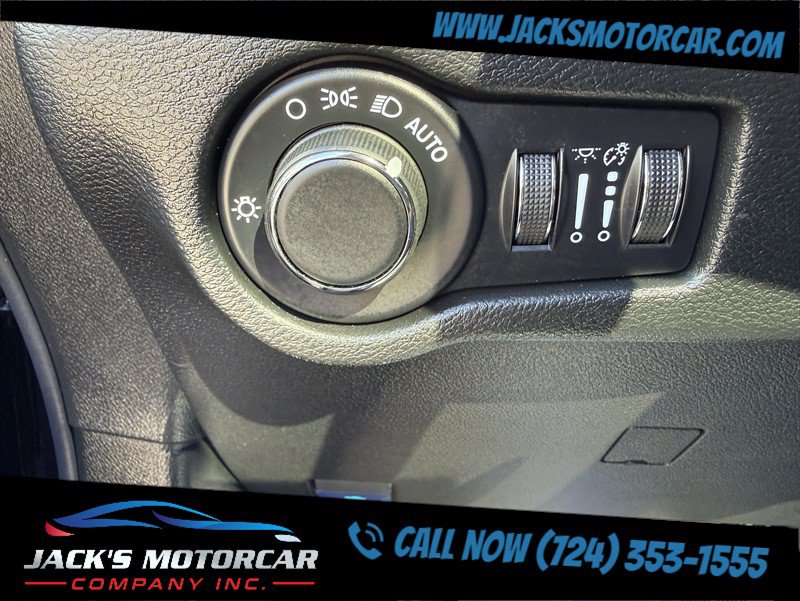 Used 2027 Chrysler Pacifica Limited FWD image 11