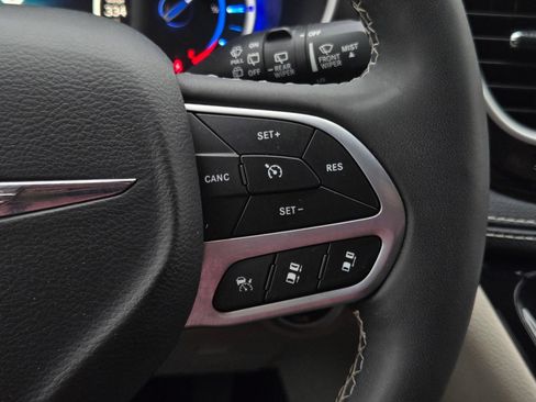 Used 2023 Chrysler Pacifica Touring-L FWD image 21