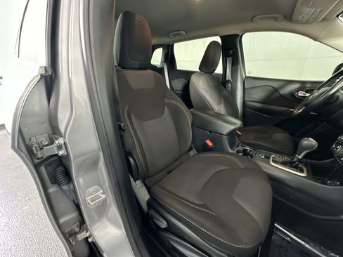 Used 2016 Jeep Cherokee Latitude w/ Comfort/Convenience Group image 31