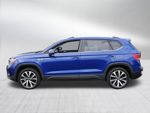 Used 2022 Volkswagen Taos SE w/ Driver Assistance Package AWD/4WD image 4