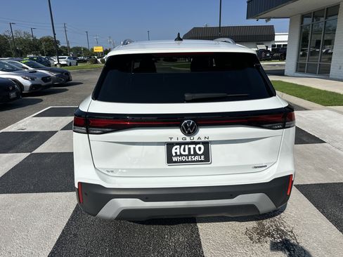 Used 2025 Volkswagen Tiguan SE AWD/4WD image 4