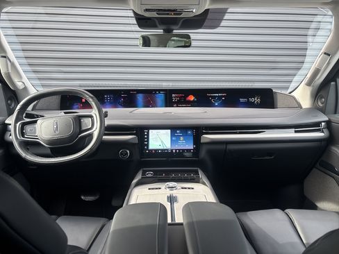 Used 2025 Lincoln Navigator L Reserve image 11