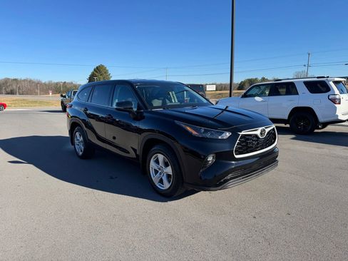 Used 2022 Toyota Highlander LE image 1