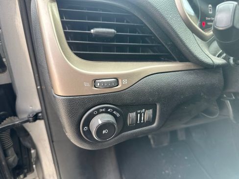 Used 2016 Jeep Cherokee Latitude w/ Comfort & Sound Group FWD image 8